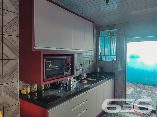 RESIDÊNCIA COM 3 QUARTOS EM ÓTIMA LOCALIZAÇÃO NO BAIRRO ADHEMAR GARCIA - ESTUDA PERMUTA
Esta é uma residência ideal para quem procura por um local seguro e próximo aos principais comércios e estabelecimentos do bairro. Também localiza-se perto de parques e escolas - excelente para quem tem crianças.
Sua composição dispõe de 3 dormitórios, 2 banheiros, sala de estar, sala de jantar, área de serviço e cozinha com móveis embutidos. Ainda conta com um belíssimo jardim à frente da casa, criando um clima de conforto e deixando o ambiente mais agradável.
Possui uma área de festas com churrasqueira para você desfrutar de bons momentos ao lado de pessoas especiais.
Imóvel com cores vibrantes, dando mais vida ao local, além de contar com grades e portão eletrônico em terreno totalmente murado - para sua maior comodidade e segurança.
São aproximadamente 150m² de área construída sobre 240m² de área total, com espaço para 2 veículos em garagem coberta.
Ficou interessado? O que está esperando?! Entre em contato conosco e agende sua visita!
Telefone: (47) 3451-0636
WhatsApp: (47) 99190-0636
Imobiliária 636.