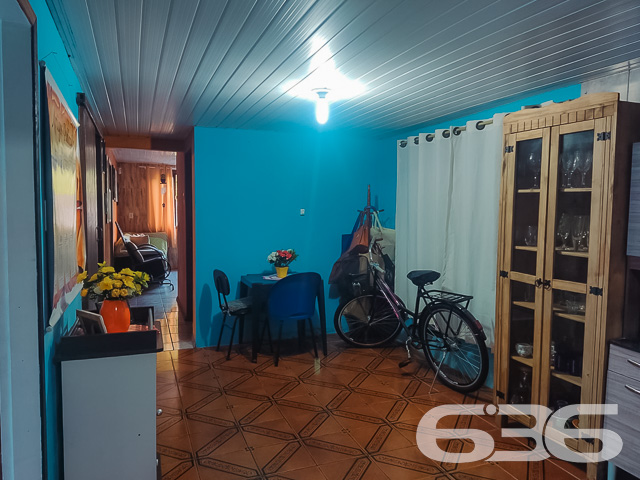 RESIDÊNCIA COM 3 QUARTOS EM ÓTIMA LOCALIZAÇÃO NO BAIRRO ADHEMAR GARCIA - ESTUDA PERMUTA
Esta é uma residência ideal para quem procura por um local seguro e próximo aos principais comércios e estabelecimentos do bairro. Também localiza-se perto de parques e escolas - excelente para quem tem crianças.
Sua composição dispõe de 3 dormitórios, 2 banheiros, sala de estar, sala de jantar, área de serviço e cozinha com móveis embutidos. Ainda conta com um belíssimo jardim à frente da casa, criando um clima de conforto e deixando o ambiente mais agradável.
Possui uma área de festas com churrasqueira para você desfrutar de bons momentos ao lado de pessoas especiais.
Imóvel com cores vibrantes, dando mais vida ao local, além de contar com grades e portão eletrônico em terreno totalmente murado - para sua maior comodidade e segurança.
São aproximadamente 150m² de área construída sobre 240m² de área total, com espaço para 2 veículos em garagem coberta.
Ficou interessado? O que está esperando?! Entre em contato conosco e agende sua visita!
Telefone: (47) 3451-0636
WhatsApp: (47) 99190-0636
Imobiliária 636.