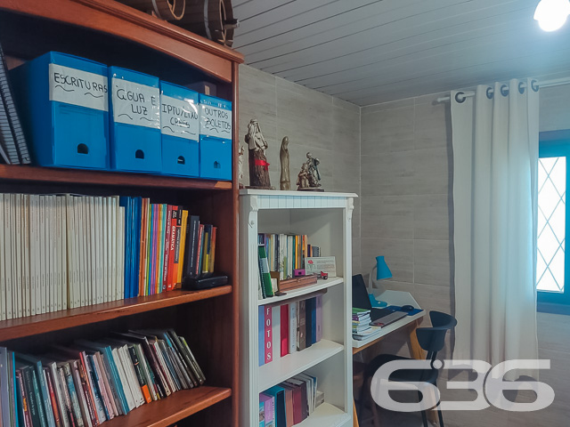 RESIDÊNCIA COM 3 QUARTOS EM ÓTIMA LOCALIZAÇÃO NO BAIRRO ADHEMAR GARCIA - ESTUDA PERMUTA
Esta é uma residência ideal para quem procura por um local seguro e próximo aos principais comércios e estabelecimentos do bairro. Também localiza-se perto de parques e escolas - excelente para quem tem crianças.
Sua composição dispõe de 3 dormitórios, 2 banheiros, sala de estar, sala de jantar, área de serviço e cozinha com móveis embutidos. Ainda conta com um belíssimo jardim à frente da casa, criando um clima de conforto e deixando o ambiente mais agradável.
Possui uma área de festas com churrasqueira para você desfrutar de bons momentos ao lado de pessoas especiais.
Imóvel com cores vibrantes, dando mais vida ao local, além de contar com grades e portão eletrônico em terreno totalmente murado - para sua maior comodidade e segurança.
São aproximadamente 150m² de área construída sobre 240m² de área total, com espaço para 2 veículos em garagem coberta.
Ficou interessado? O que está esperando?! Entre em contato conosco e agende sua visita!
Telefone: (47) 3451-0636
WhatsApp: (47) 99190-0636
Imobiliária 636.