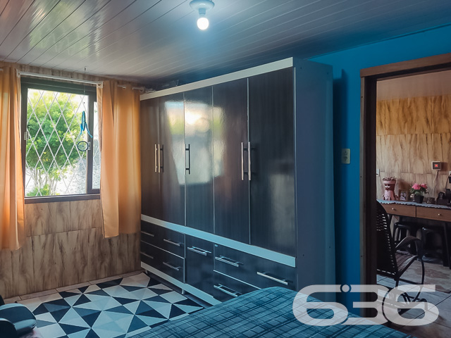 RESIDÊNCIA COM 3 QUARTOS EM ÓTIMA LOCALIZAÇÃO NO BAIRRO ADHEMAR GARCIA - ESTUDA PERMUTA
Esta é uma residência ideal para quem procura por um local seguro e próximo aos principais comércios e estabelecimentos do bairro. Também localiza-se perto de parques e escolas - excelente para quem tem crianças.
Sua composição dispõe de 3 dormitórios, 2 banheiros, sala de estar, sala de jantar, área de serviço e cozinha com móveis embutidos. Ainda conta com um belíssimo jardim à frente da casa, criando um clima de conforto e deixando o ambiente mais agradável.
Possui uma área de festas com churrasqueira para você desfrutar de bons momentos ao lado de pessoas especiais.
Imóvel com cores vibrantes, dando mais vida ao local, além de contar com grades e portão eletrônico em terreno totalmente murado - para sua maior comodidade e segurança.
São aproximadamente 150m² de área construída sobre 240m² de área total, com espaço para 2 veículos em garagem coberta.
Ficou interessado? O que está esperando?! Entre em contato conosco e agende sua visita!
Telefone: (47) 3451-0636
WhatsApp: (47) 99190-0636
Imobiliária 636.
