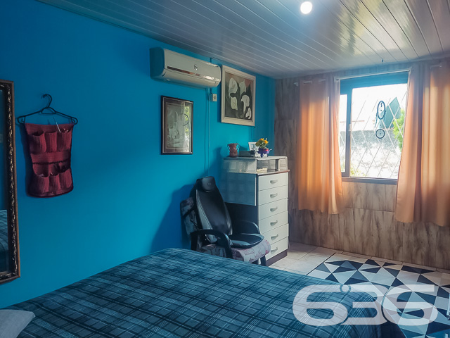 RESIDÊNCIA COM 3 QUARTOS EM ÓTIMA LOCALIZAÇÃO NO BAIRRO ADHEMAR GARCIA - ESTUDA PERMUTA
Esta é uma residência ideal para quem procura por um local seguro e próximo aos principais comércios e estabelecimentos do bairro. Também localiza-se perto de parques e escolas - excelente para quem tem crianças.
Sua composição dispõe de 3 dormitórios, 2 banheiros, sala de estar, sala de jantar, área de serviço e cozinha com móveis embutidos. Ainda conta com um belíssimo jardim à frente da casa, criando um clima de conforto e deixando o ambiente mais agradável.
Possui uma área de festas com churrasqueira para você desfrutar de bons momentos ao lado de pessoas especiais.
Imóvel com cores vibrantes, dando mais vida ao local, além de contar com grades e portão eletrônico em terreno totalmente murado - para sua maior comodidade e segurança.
São aproximadamente 150m² de área construída sobre 240m² de área total, com espaço para 2 veículos em garagem coberta.
Ficou interessado? O que está esperando?! Entre em contato conosco e agende sua visita!
Telefone: (47) 3451-0636
WhatsApp: (47) 99190-0636
Imobiliária 636.