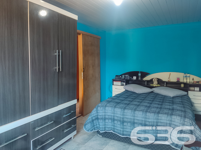 RESIDÊNCIA COM 3 QUARTOS EM ÓTIMA LOCALIZAÇÃO NO BAIRRO ADHEMAR GARCIA - ESTUDA PERMUTA
Esta é uma residência ideal para quem procura por um local seguro e próximo aos principais comércios e estabelecimentos do bairro. Também localiza-se perto de parques e escolas - excelente para quem tem crianças.
Sua composição dispõe de 3 dormitórios, 2 banheiros, sala de estar, sala de jantar, área de serviço e cozinha com móveis embutidos. Ainda conta com um belíssimo jardim à frente da casa, criando um clima de conforto e deixando o ambiente mais agradável.
Possui uma área de festas com churrasqueira para você desfrutar de bons momentos ao lado de pessoas especiais.
Imóvel com cores vibrantes, dando mais vida ao local, além de contar com grades e portão eletrônico em terreno totalmente murado - para sua maior comodidade e segurança.
São aproximadamente 150m² de área construída sobre 240m² de área total, com espaço para 2 veículos em garagem coberta.
Ficou interessado? O que está esperando?! Entre em contato conosco e agende sua visita!
Telefone: (47) 3451-0636
WhatsApp: (47) 99190-0636
Imobiliária 636.