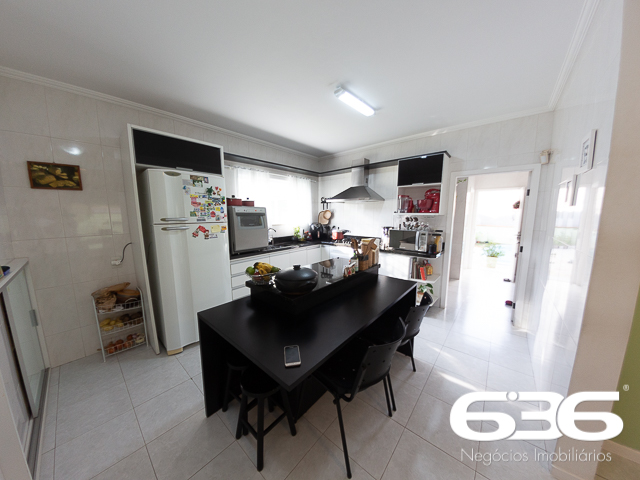 ESPLENDIDA RESIDÊNCIA NO BAIRRO ANITA GARIBALDI, JOINVILLE - ESTUDA PERMUTA
Apresentamos a você uma oportunidade única de adquirir uma magnífica residência localizada em um dos bairros mais renomados de Joinville. Situada a apenas 3,5 km do Centro da cidade, essa casa oferece uma localização privilegiada, próxima a escolas, lanchonetes, restaurantes, supermercados, hospitais, parques, praças, shopping centers e uma ampla variedade de comércios.
Este imóvel se destaca como um esplêndido sobrado em alvenaria, que oferece espaços bem distribuídos, amplos e arejados. A planta da casa inclui uma suíte master deslumbrante, equipada com uma luxuosa banheira de hidromassagem e um closet. Além disso, há outra suíte com closet e mais dois quartos, uma espaçosa sala de estar e jantar, cozinha completa com móveis planejados, área de serviço, três vagas de garagem e um espaço para festas equipado com churrasqueira a carvão e uma generosa piscina.
Com uma área construída de 204m² em um terreno de 405m², esta residência também oferece um canil, portão eletrônico e sistema de alarme. O charme da paisagem é realçado pelo paisagismo do amplo quintal. O interior da casa é adornado com acabamentos elegantes, como piso laminado no andar superior, cerâmica no térreo, laje, pintura impecável e móveis planejados de alta qualidade.
O proprietário está aberto a propostas que envolvam permuta por apartamento, oferecendo uma oportunidade única para tornar esse incrível imóvel seu.
Consulte um de nossos corretores e saiba mais:
Telefone | 47 3451-0636
WhatsApp | 47 99190-0636