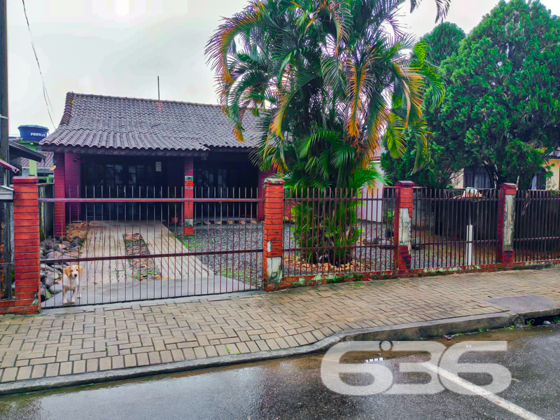 Uma casa para viver com espaço, conforto e liberdade no Aventureiro – Joinville/SC!
Você está buscando um imóvel com terreno amplo, excelente localização e estrutura ideal para sua família? Esta residência térrea no bairro Aventureiro é a escolha perfeita para quem valoriza conforto e praticidade.
Com 132,10m² de área, esta casa contempla uma planta funcional e ambientes bem distribuídos:
* 3 dormitórios, sendo 1 suíte;
* 2 banheiros;
* 1 salas de estar aconchegantes;
* 1 cozinhas;
* 1 áreas de serviço;
* Jardim e quintal com árvores frutíferas e espaço para pets;
* Área de festas com churrasqueira coberta, ideal para momentos especiais com a família e amigos;
* 1 Garagem coberta e outra descoberta.
O imóvel também conta com estrutura para internet por fibra, permitindo conectividade de qualidade. Além disso, está estrategicamente localizado perto de escolas, hospitais, shopping center, transporte público e demais serviços essenciais, proporcionando conveniência no seu dia a dia.
A fachada em tijolinho à vista confere personalidade à casa, enquanto o amplo quintal garante liberdade para novos projetos — seja uma piscina, horta ou playground.
* Localização: Bairro Aventureiro – Joinville/SC
Não perca a chance de morar ou investir em um imóvel com potencial, espaço e localização estratégica. Agende sua visita com a 636 Negócios Imobiliários — mais de 30 anos entregando segurança, excelência e confiança no mercado imobiliário catarinense.
Entre em contato agora mesmo e venha conhecer seu próximo lar!
636 NEGÓCIOS IMOBILIÁRIOS: A SUA MELHOR ESCOLHA
Com mais de 30 anos de experiência, a 636 Negócios Imobiliários é sua parceira ideal para encontrar o imóvel perfeito. Estamos prontos para ajudá-lo a fazer deste imóvel o seu novo lar.
Telefone: (47) 3451-0636
WhatsApp: (47) 99190-0636
Não perca esta oportunidade única. Visite nosso site para mais informações: i636.com.br