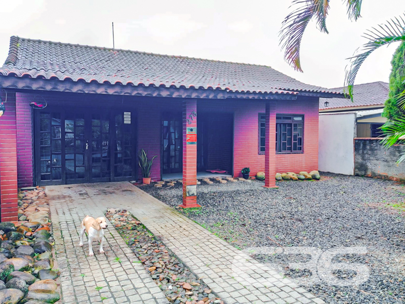 Uma casa para viver com espaço, conforto e liberdade no Aventureiro – Joinville/SC!
Você está buscando um imóvel com terreno amplo, excelente localização e estrutura ideal para sua família? Esta residência térrea no bairro Aventureiro é a escolha perfeita para quem valoriza conforto e praticidade.
Com 132,10m² de área, esta casa contempla uma planta funcional e ambientes bem distribuídos:
* 3 dormitórios, sendo 1 suíte;
* 2 banheiros;
* 1 salas de estar aconchegantes;
* 1 cozinhas;
* 1 áreas de serviço;
* Jardim e quintal com árvores frutíferas e espaço para pets;
* Área de festas com churrasqueira coberta, ideal para momentos especiais com a família e amigos;
* 1 Garagem coberta e outra descoberta.
O imóvel também conta com estrutura para internet por fibra, permitindo conectividade de qualidade. Além disso, está estrategicamente localizado perto de escolas, hospitais, shopping center, transporte público e demais serviços essenciais, proporcionando conveniência no seu dia a dia.
A fachada em tijolinho à vista confere personalidade à casa, enquanto o amplo quintal garante liberdade para novos projetos — seja uma piscina, horta ou playground.
* Localização: Bairro Aventureiro – Joinville/SC
Não perca a chance de morar ou investir em um imóvel com potencial, espaço e localização estratégica. Agende sua visita com a 636 Negócios Imobiliários — mais de 30 anos entregando segurança, excelência e confiança no mercado imobiliário catarinense.
Entre em contato agora mesmo e venha conhecer seu próximo lar!
636 NEGÓCIOS IMOBILIÁRIOS: A SUA MELHOR ESCOLHA
Com mais de 30 anos de experiência, a 636 Negócios Imobiliários é sua parceira ideal para encontrar o imóvel perfeito. Estamos prontos para ajudá-lo a fazer deste imóvel o seu novo lar.
Telefone: (47) 3451-0636
WhatsApp: (47) 99190-0636
Não perca esta oportunidade única. Visite nosso site para mais informações: i636.com.br
