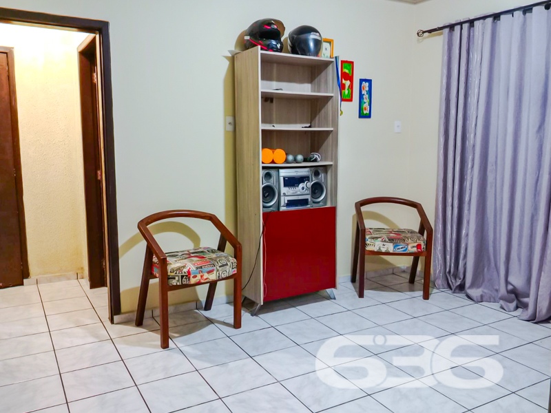 Uma casa para viver com espaço, conforto e liberdade no Aventureiro – Joinville/SC!
Você está buscando um imóvel com terreno amplo, excelente localização e estrutura ideal para sua família? Esta residência térrea no bairro Aventureiro é a escolha perfeita para quem valoriza conforto e praticidade.
Com 132,10m² de área, esta casa contempla uma planta funcional e ambientes bem distribuídos:
* 3 dormitórios, sendo 1 suíte;
* 2 banheiros;
* 1 salas de estar aconchegantes;
* 1 cozinhas;
* 1 áreas de serviço;
* Jardim e quintal com árvores frutíferas e espaço para pets;
* Área de festas com churrasqueira coberta, ideal para momentos especiais com a família e amigos;
* 1 Garagem coberta e outra descoberta.
O imóvel também conta com estrutura para internet por fibra, permitindo conectividade de qualidade. Além disso, está estrategicamente localizado perto de escolas, hospitais, shopping center, transporte público e demais serviços essenciais, proporcionando conveniência no seu dia a dia.
A fachada em tijolinho à vista confere personalidade à casa, enquanto o amplo quintal garante liberdade para novos projetos — seja uma piscina, horta ou playground.
* Localização: Bairro Aventureiro – Joinville/SC
Não perca a chance de morar ou investir em um imóvel com potencial, espaço e localização estratégica. Agende sua visita com a 636 Negócios Imobiliários — mais de 30 anos entregando segurança, excelência e confiança no mercado imobiliário catarinense.
Entre em contato agora mesmo e venha conhecer seu próximo lar!
636 NEGÓCIOS IMOBILIÁRIOS: A SUA MELHOR ESCOLHA
Com mais de 30 anos de experiência, a 636 Negócios Imobiliários é sua parceira ideal para encontrar o imóvel perfeito. Estamos prontos para ajudá-lo a fazer deste imóvel o seu novo lar.
Telefone: (47) 3451-0636
WhatsApp: (47) 99190-0636
Não perca esta oportunidade única. Visite nosso site para mais informações: i636.com.br