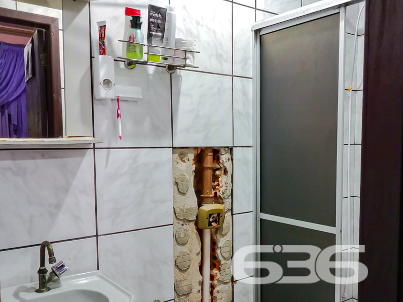 Uma casa para viver com espaço, conforto e liberdade no Aventureiro – Joinville/SC!
Você está buscando um imóvel com terreno amplo, excelente localização e estrutura ideal para sua família? Esta residência térrea no bairro Aventureiro é a escolha perfeita para quem valoriza conforto e praticidade.
Com 132,10m² de área, esta casa contempla uma planta funcional e ambientes bem distribuídos:
* 3 dormitórios, sendo 1 suíte;
* 2 banheiros;
* 1 salas de estar aconchegantes;
* 1 cozinhas;
* 1 áreas de serviço;
* Jardim e quintal com árvores frutíferas e espaço para pets;
* Área de festas com churrasqueira coberta, ideal para momentos especiais com a família e amigos;
* 1 Garagem coberta e outra descoberta.
O imóvel também conta com estrutura para internet por fibra, permitindo conectividade de qualidade. Além disso, está estrategicamente localizado perto de escolas, hospitais, shopping center, transporte público e demais serviços essenciais, proporcionando conveniência no seu dia a dia.
A fachada em tijolinho à vista confere personalidade à casa, enquanto o amplo quintal garante liberdade para novos projetos — seja uma piscina, horta ou playground.
* Localização: Bairro Aventureiro – Joinville/SC
Não perca a chance de morar ou investir em um imóvel com potencial, espaço e localização estratégica. Agende sua visita com a 636 Negócios Imobiliários — mais de 30 anos entregando segurança, excelência e confiança no mercado imobiliário catarinense.
Entre em contato agora mesmo e venha conhecer seu próximo lar!
636 NEGÓCIOS IMOBILIÁRIOS: A SUA MELHOR ESCOLHA
Com mais de 30 anos de experiência, a 636 Negócios Imobiliários é sua parceira ideal para encontrar o imóvel perfeito. Estamos prontos para ajudá-lo a fazer deste imóvel o seu novo lar.
Telefone: (47) 3451-0636
WhatsApp: (47) 99190-0636
Não perca esta oportunidade única. Visite nosso site para mais informações: i636.com.br