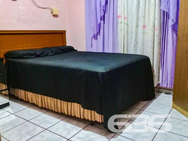 Uma casa para viver com espaço, conforto e liberdade no Aventureiro – Joinville/SC!
Você está buscando um imóvel com terreno amplo, excelente localização e estrutura ideal para sua família? Esta residência térrea no bairro Aventureiro é a escolha perfeita para quem valoriza conforto e praticidade.
Com 132,10m² de área, esta casa contempla uma planta funcional e ambientes bem distribuídos:
* 3 dormitórios, sendo 1 suíte;
* 2 banheiros;
* 1 salas de estar aconchegantes;
* 1 cozinhas;
* 1 áreas de serviço;
* Jardim e quintal com árvores frutíferas e espaço para pets;
* Área de festas com churrasqueira coberta, ideal para momentos especiais com a família e amigos;
* 1 Garagem coberta e outra descoberta.
O imóvel também conta com estrutura para internet por fibra, permitindo conectividade de qualidade. Além disso, está estrategicamente localizado perto de escolas, hospitais, shopping center, transporte público e demais serviços essenciais, proporcionando conveniência no seu dia a dia.
A fachada em tijolinho à vista confere personalidade à casa, enquanto o amplo quintal garante liberdade para novos projetos — seja uma piscina, horta ou playground.
* Localização: Bairro Aventureiro – Joinville/SC
Não perca a chance de morar ou investir em um imóvel com potencial, espaço e localização estratégica. Agende sua visita com a 636 Negócios Imobiliários — mais de 30 anos entregando segurança, excelência e confiança no mercado imobiliário catarinense.
Entre em contato agora mesmo e venha conhecer seu próximo lar!
636 NEGÓCIOS IMOBILIÁRIOS: A SUA MELHOR ESCOLHA
Com mais de 30 anos de experiência, a 636 Negócios Imobiliários é sua parceira ideal para encontrar o imóvel perfeito. Estamos prontos para ajudá-lo a fazer deste imóvel o seu novo lar.
Telefone: (47) 3451-0636
WhatsApp: (47) 99190-0636
Não perca esta oportunidade única. Visite nosso site para mais informações: i636.com.br