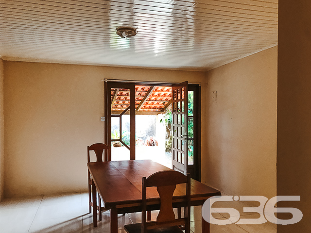 CASA À VENDA NO BAIRRO BOA VISTA - ESTUDA PERMUTA 

São 570m² de terreno e 91m² de área construída de uma charmosa e aconchegante residência de dois andares, feita de alvenaria com piso em cerâmica, teto PVC e telhas francesas. Com uma pintura moderna e suave, mas que proporciona uma atmosfera reluzente e auspiciosa ao ambiente.

Para sua melhor acomodação e conforto a casa dispõe de 2 quartos super confortáveis e agradáveis, uma magnifica e cômoda suíte, sala de estar e jantar conjugadas, cozinha, área de serviço e 2 banheiros, tudo muito bem edificado em prol do seu bem-estar.

Contendo ainda 2 vagas de garagem cobertas.

Situado em um dos bairros mais tradicionais e com excelentes infraestruturas e comodidades de Joinville. O bairro Boa vista é cercado pela natureza e grandes estabelecimentos e comércios que facilitam seu dia a dia, com fácil acesso aos bairros da região.

Agende sua visita com um de nossos corretores e saiba mais sobre esse belo e vantajoso imóvel. Esperamos por você!!!

Fale conosco:
IMOBILIÁRIA 636
Telefone: (47) 3451-0636
WhatsApp: (47) 99190-0636