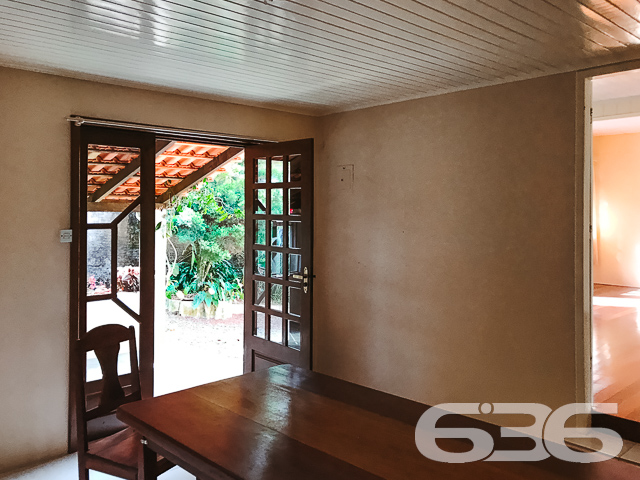 CASA À VENDA NO BAIRRO BOA VISTA - ESTUDA PERMUTA 

São 570m² de terreno e 91m² de área construída de uma charmosa e aconchegante residência de dois andares, feita de alvenaria com piso em cerâmica, teto PVC e telhas francesas. Com uma pintura moderna e suave, mas que proporciona uma atmosfera reluzente e auspiciosa ao ambiente.

Para sua melhor acomodação e conforto a casa dispõe de 2 quartos super confortáveis e agradáveis, uma magnifica e cômoda suíte, sala de estar e jantar conjugadas, cozinha, área de serviço e 2 banheiros, tudo muito bem edificado em prol do seu bem-estar.

Contendo ainda 2 vagas de garagem cobertas.

Situado em um dos bairros mais tradicionais e com excelentes infraestruturas e comodidades de Joinville. O bairro Boa vista é cercado pela natureza e grandes estabelecimentos e comércios que facilitam seu dia a dia, com fácil acesso aos bairros da região.

Agende sua visita com um de nossos corretores e saiba mais sobre esse belo e vantajoso imóvel. Esperamos por você!!!

Fale conosco:
IMOBILIÁRIA 636
Telefone: (47) 3451-0636
WhatsApp: (47) 99190-0636
