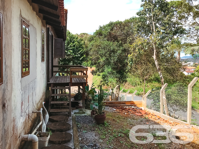 CASA À VENDA NO BAIRRO BOA VISTA - ESTUDA PERMUTA 

São 570m² de terreno e 91m² de área construída de uma charmosa e aconchegante residência de dois andares, feita de alvenaria com piso em cerâmica, teto PVC e telhas francesas. Com uma pintura moderna e suave, mas que proporciona uma atmosfera reluzente e auspiciosa ao ambiente.

Para sua melhor acomodação e conforto a casa dispõe de 2 quartos super confortáveis e agradáveis, uma magnifica e cômoda suíte, sala de estar e jantar conjugadas, cozinha, área de serviço e 2 banheiros, tudo muito bem edificado em prol do seu bem-estar.

Contendo ainda 2 vagas de garagem cobertas.

Situado em um dos bairros mais tradicionais e com excelentes infraestruturas e comodidades de Joinville. O bairro Boa vista é cercado pela natureza e grandes estabelecimentos e comércios que facilitam seu dia a dia, com fácil acesso aos bairros da região.

Agende sua visita com um de nossos corretores e saiba mais sobre esse belo e vantajoso imóvel. Esperamos por você!!!

Fale conosco:
IMOBILIÁRIA 636
Telefone: (47) 3451-0636
WhatsApp: (47) 99190-0636