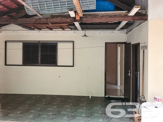 CASA À VENDA NO BAIRRO BOA VISTA - ESTUDA PERMUTA 

São 570m² de terreno e 91m² de área construída de uma charmosa e aconchegante residência de dois andares, feita de alvenaria com piso em cerâmica, teto PVC e telhas francesas. Com uma pintura moderna e suave, mas que proporciona uma atmosfera reluzente e auspiciosa ao ambiente.

Para sua melhor acomodação e conforto a casa dispõe de 2 quartos super confortáveis e agradáveis, uma magnifica e cômoda suíte, sala de estar e jantar conjugadas, cozinha, área de serviço e 2 banheiros, tudo muito bem edificado em prol do seu bem-estar.

Contendo ainda 2 vagas de garagem cobertas.

Situado em um dos bairros mais tradicionais e com excelentes infraestruturas e comodidades de Joinville. O bairro Boa vista é cercado pela natureza e grandes estabelecimentos e comércios que facilitam seu dia a dia, com fácil acesso aos bairros da região.

Agende sua visita com um de nossos corretores e saiba mais sobre esse belo e vantajoso imóvel. Esperamos por você!!!

Fale conosco:
IMOBILIÁRIA 636
Telefone: (47) 3451-0636
WhatsApp: (47) 99190-0636