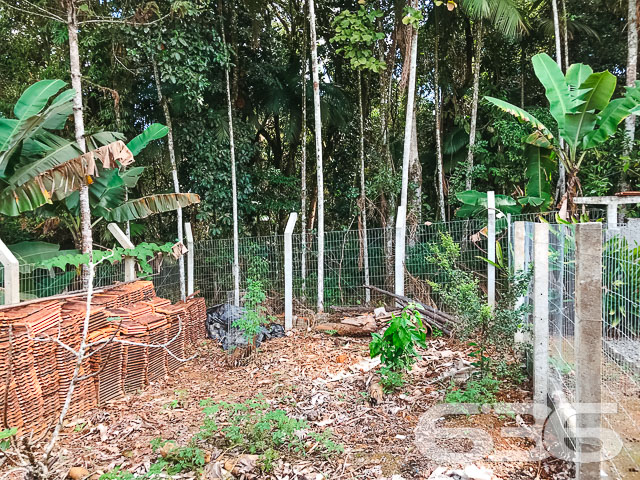 CASA À VENDA NO BAIRRO BOA VISTA - ESTUDA PERMUTA 

São 570m² de terreno e 91m² de área construída de uma charmosa e aconchegante residência de dois andares, feita de alvenaria com piso em cerâmica, teto PVC e telhas francesas. Com uma pintura moderna e suave, mas que proporciona uma atmosfera reluzente e auspiciosa ao ambiente.

Para sua melhor acomodação e conforto a casa dispõe de 2 quartos super confortáveis e agradáveis, uma magnifica e cômoda suíte, sala de estar e jantar conjugadas, cozinha, área de serviço e 2 banheiros, tudo muito bem edificado em prol do seu bem-estar.

Contendo ainda 2 vagas de garagem cobertas.

Situado em um dos bairros mais tradicionais e com excelentes infraestruturas e comodidades de Joinville. O bairro Boa vista é cercado pela natureza e grandes estabelecimentos e comércios que facilitam seu dia a dia, com fácil acesso aos bairros da região.

Agende sua visita com um de nossos corretores e saiba mais sobre esse belo e vantajoso imóvel. Esperamos por você!!!

Fale conosco:
IMOBILIÁRIA 636
Telefone: (47) 3451-0636
WhatsApp: (47) 99190-0636