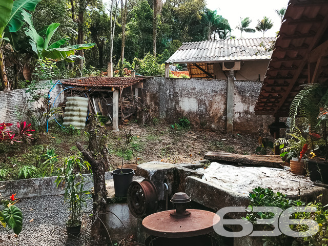 CASA À VENDA NO BAIRRO BOA VISTA - ESTUDA PERMUTA 

São 570m² de terreno e 91m² de área construída de uma charmosa e aconchegante residência de dois andares, feita de alvenaria com piso em cerâmica, teto PVC e telhas francesas. Com uma pintura moderna e suave, mas que proporciona uma atmosfera reluzente e auspiciosa ao ambiente.

Para sua melhor acomodação e conforto a casa dispõe de 2 quartos super confortáveis e agradáveis, uma magnifica e cômoda suíte, sala de estar e jantar conjugadas, cozinha, área de serviço e 2 banheiros, tudo muito bem edificado em prol do seu bem-estar.

Contendo ainda 2 vagas de garagem cobertas.

Situado em um dos bairros mais tradicionais e com excelentes infraestruturas e comodidades de Joinville. O bairro Boa vista é cercado pela natureza e grandes estabelecimentos e comércios que facilitam seu dia a dia, com fácil acesso aos bairros da região.

Agende sua visita com um de nossos corretores e saiba mais sobre esse belo e vantajoso imóvel. Esperamos por você!!!

Fale conosco:
IMOBILIÁRIA 636
Telefone: (47) 3451-0636
WhatsApp: (47) 99190-0636