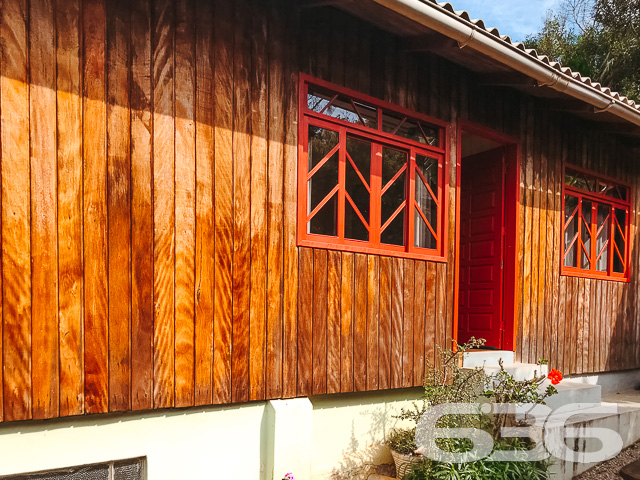 CASA À VENDA NO BAIRRO BOA VISTA - ESTUDA PERMUTA 

São 570m² de terreno e 91m² de área construída de uma charmosa e aconchegante residência de dois andares, feita de alvenaria com piso em cerâmica, teto PVC e telhas francesas. Com uma pintura moderna e suave, mas que proporciona uma atmosfera reluzente e auspiciosa ao ambiente.

Para sua melhor acomodação e conforto a casa dispõe de 2 quartos super confortáveis e agradáveis, uma magnifica e cômoda suíte, sala de estar e jantar conjugadas, cozinha, área de serviço e 2 banheiros, tudo muito bem edificado em prol do seu bem-estar.

Contendo ainda 2 vagas de garagem cobertas.

Situado em um dos bairros mais tradicionais e com excelentes infraestruturas e comodidades de Joinville. O bairro Boa vista é cercado pela natureza e grandes estabelecimentos e comércios que facilitam seu dia a dia, com fácil acesso aos bairros da região.

Agende sua visita com um de nossos corretores e saiba mais sobre esse belo e vantajoso imóvel. Esperamos por você!!!

Fale conosco:
IMOBILIÁRIA 636
Telefone: (47) 3451-0636
WhatsApp: (47) 99190-0636