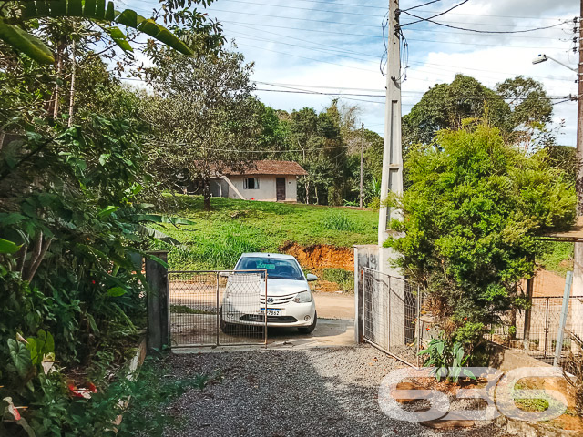 CASA À VENDA NO BAIRRO BOA VISTA - ESTUDA PERMUTA 

São 570m² de terreno e 91m² de área construída de uma charmosa e aconchegante residência de dois andares, feita de alvenaria com piso em cerâmica, teto PVC e telhas francesas. Com uma pintura moderna e suave, mas que proporciona uma atmosfera reluzente e auspiciosa ao ambiente.

Para sua melhor acomodação e conforto a casa dispõe de 2 quartos super confortáveis e agradáveis, uma magnifica e cômoda suíte, sala de estar e jantar conjugadas, cozinha, área de serviço e 2 banheiros, tudo muito bem edificado em prol do seu bem-estar.

Contendo ainda 2 vagas de garagem cobertas.

Situado em um dos bairros mais tradicionais e com excelentes infraestruturas e comodidades de Joinville. O bairro Boa vista é cercado pela natureza e grandes estabelecimentos e comércios que facilitam seu dia a dia, com fácil acesso aos bairros da região.

Agende sua visita com um de nossos corretores e saiba mais sobre esse belo e vantajoso imóvel. Esperamos por você!!!

Fale conosco:
IMOBILIÁRIA 636
Telefone: (47) 3451-0636
WhatsApp: (47) 99190-0636