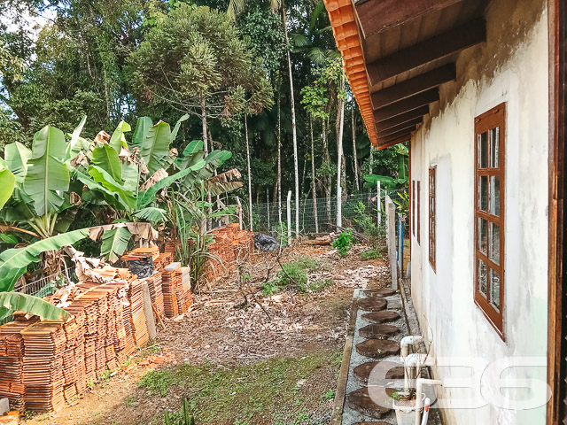 CASA À VENDA NO BAIRRO BOA VISTA - ESTUDA PERMUTA 

São 570m² de terreno e 91m² de área construída de uma charmosa e aconchegante residência de dois andares, feita de alvenaria com piso em cerâmica, teto PVC e telhas francesas. Com uma pintura moderna e suave, mas que proporciona uma atmosfera reluzente e auspiciosa ao ambiente.

Para sua melhor acomodação e conforto a casa dispõe de 2 quartos super confortáveis e agradáveis, uma magnifica e cômoda suíte, sala de estar e jantar conjugadas, cozinha, área de serviço e 2 banheiros, tudo muito bem edificado em prol do seu bem-estar.

Contendo ainda 2 vagas de garagem cobertas.

Situado em um dos bairros mais tradicionais e com excelentes infraestruturas e comodidades de Joinville. O bairro Boa vista é cercado pela natureza e grandes estabelecimentos e comércios que facilitam seu dia a dia, com fácil acesso aos bairros da região.

Agende sua visita com um de nossos corretores e saiba mais sobre esse belo e vantajoso imóvel. Esperamos por você!!!

Fale conosco:
IMOBILIÁRIA 636
Telefone: (47) 3451-0636
WhatsApp: (47) 99190-0636