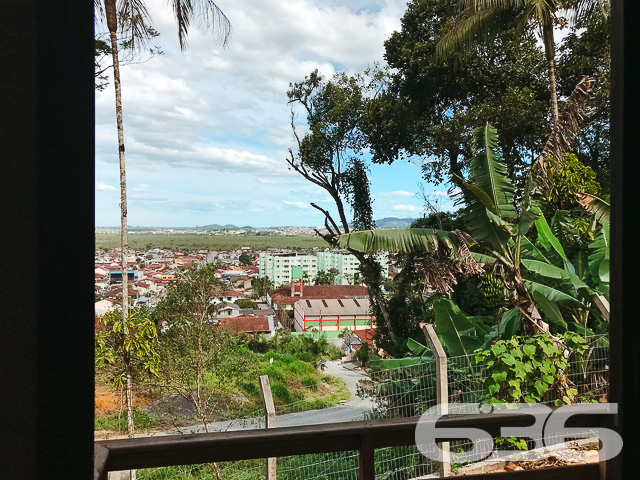 CASA À VENDA NO BAIRRO BOA VISTA - ESTUDA PERMUTA 

São 570m² de terreno e 91m² de área construída de uma charmosa e aconchegante residência de dois andares, feita de alvenaria com piso em cerâmica, teto PVC e telhas francesas. Com uma pintura moderna e suave, mas que proporciona uma atmosfera reluzente e auspiciosa ao ambiente.

Para sua melhor acomodação e conforto a casa dispõe de 2 quartos super confortáveis e agradáveis, uma magnifica e cômoda suíte, sala de estar e jantar conjugadas, cozinha, área de serviço e 2 banheiros, tudo muito bem edificado em prol do seu bem-estar.

Contendo ainda 2 vagas de garagem cobertas.

Situado em um dos bairros mais tradicionais e com excelentes infraestruturas e comodidades de Joinville. O bairro Boa vista é cercado pela natureza e grandes estabelecimentos e comércios que facilitam seu dia a dia, com fácil acesso aos bairros da região.

Agende sua visita com um de nossos corretores e saiba mais sobre esse belo e vantajoso imóvel. Esperamos por você!!!

Fale conosco:
IMOBILIÁRIA 636
Telefone: (47) 3451-0636
WhatsApp: (47) 99190-0636