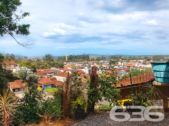 CASA À VENDA NO BAIRRO BOA VISTA - ESTUDA PERMUTA 

São 570m² de terreno e 91m² de área construída de uma charmosa e aconchegante residência de dois andares, feita de alvenaria com piso em cerâmica, teto PVC e telhas francesas. Com uma pintura moderna e suave, mas que proporciona uma atmosfera reluzente e auspiciosa ao ambiente.

Para sua melhor acomodação e conforto a casa dispõe de 2 quartos super confortáveis e agradáveis, uma magnifica e cômoda suíte, sala de estar e jantar conjugadas, cozinha, área de serviço e 2 banheiros, tudo muito bem edificado em prol do seu bem-estar.

Contendo ainda 2 vagas de garagem cobertas.

Situado em um dos bairros mais tradicionais e com excelentes infraestruturas e comodidades de Joinville. O bairro Boa vista é cercado pela natureza e grandes estabelecimentos e comércios que facilitam seu dia a dia, com fácil acesso aos bairros da região.

Agende sua visita com um de nossos corretores e saiba mais sobre esse belo e vantajoso imóvel. Esperamos por você!!!

Fale conosco:
IMOBILIÁRIA 636
Telefone: (47) 3451-0636
WhatsApp: (47) 99190-0636