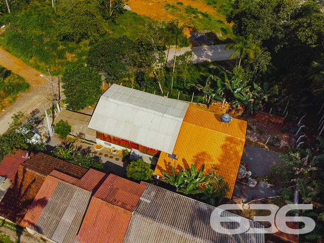 CASA À VENDA NO BAIRRO BOA VISTA - ESTUDA PERMUTA 

São 570m² de terreno e 91m² de área construída de uma charmosa e aconchegante residência de dois andares, feita de alvenaria com piso em cerâmica, teto PVC e telhas francesas. Com uma pintura moderna e suave, mas que proporciona uma atmosfera reluzente e auspiciosa ao ambiente.

Para sua melhor acomodação e conforto a casa dispõe de 2 quartos super confortáveis e agradáveis, uma magnifica e cômoda suíte, sala de estar e jantar conjugadas, cozinha, área de serviço e 2 banheiros, tudo muito bem edificado em prol do seu bem-estar.

Contendo ainda 2 vagas de garagem cobertas.

Situado em um dos bairros mais tradicionais e com excelentes infraestruturas e comodidades de Joinville. O bairro Boa vista é cercado pela natureza e grandes estabelecimentos e comércios que facilitam seu dia a dia, com fácil acesso aos bairros da região.

Agende sua visita com um de nossos corretores e saiba mais sobre esse belo e vantajoso imóvel. Esperamos por você!!!

Fale conosco:
IMOBILIÁRIA 636
Telefone: (47) 3451-0636
WhatsApp: (47) 99190-0636