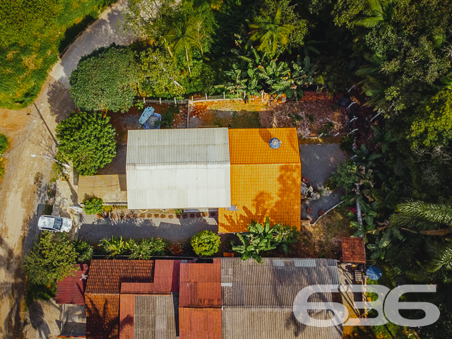 CASA À VENDA NO BAIRRO BOA VISTA - ESTUDA PERMUTA 

São 570m² de terreno e 91m² de área construída de uma charmosa e aconchegante residência de dois andares, feita de alvenaria com piso em cerâmica, teto PVC e telhas francesas. Com uma pintura moderna e suave, mas que proporciona uma atmosfera reluzente e auspiciosa ao ambiente.

Para sua melhor acomodação e conforto a casa dispõe de 2 quartos super confortáveis e agradáveis, uma magnifica e cômoda suíte, sala de estar e jantar conjugadas, cozinha, área de serviço e 2 banheiros, tudo muito bem edificado em prol do seu bem-estar.

Contendo ainda 2 vagas de garagem cobertas.

Situado em um dos bairros mais tradicionais e com excelentes infraestruturas e comodidades de Joinville. O bairro Boa vista é cercado pela natureza e grandes estabelecimentos e comércios que facilitam seu dia a dia, com fácil acesso aos bairros da região.

Agende sua visita com um de nossos corretores e saiba mais sobre esse belo e vantajoso imóvel. Esperamos por você!!!

Fale conosco:
IMOBILIÁRIA 636
Telefone: (47) 3451-0636
WhatsApp: (47) 99190-0636
