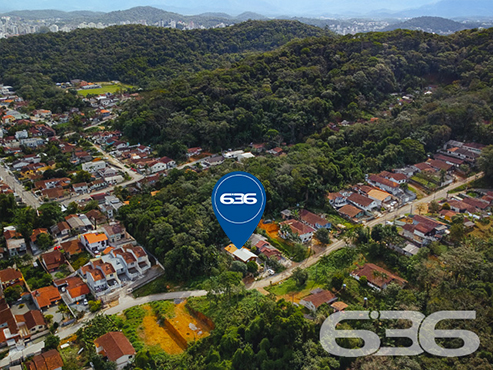 CASA À VENDA NO BAIRRO BOA VISTA - ESTUDA PERMUTA 

São 570m² de terreno e 91m² de área construída de uma charmosa e aconchegante residência de dois andares, feita de alvenaria com piso em cerâmica, teto PVC e telhas francesas. Com uma pintura moderna e suave, mas que proporciona uma atmosfera reluzente e auspiciosa ao ambiente.

Para sua melhor acomodação e conforto a casa dispõe de 2 quartos super confortáveis e agradáveis, uma magnifica e cômoda suíte, sala de estar e jantar conjugadas, cozinha, área de serviço e 2 banheiros, tudo muito bem edificado em prol do seu bem-estar.

Contendo ainda 2 vagas de garagem cobertas.

Situado em um dos bairros mais tradicionais e com excelentes infraestruturas e comodidades de Joinville. O bairro Boa vista é cercado pela natureza e grandes estabelecimentos e comércios que facilitam seu dia a dia, com fácil acesso aos bairros da região.

Agende sua visita com um de nossos corretores e saiba mais sobre esse belo e vantajoso imóvel. Esperamos por você!!!

Fale conosco:
IMOBILIÁRIA 636
Telefone: (47) 3451-0636
WhatsApp: (47) 99190-0636