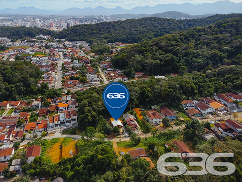 CASA À VENDA NO BAIRRO BOA VISTA - ESTUDA PERMUTA 

São 570m² de terreno e 91m² de área construída de uma charmosa e aconchegante residência de dois andares, feita de alvenaria com piso em cerâmica, teto PVC e telhas francesas. Com uma pintura moderna e suave, mas que proporciona uma atmosfera reluzente e auspiciosa ao ambiente.

Para sua melhor acomodação e conforto a casa dispõe de 2 quartos super confortáveis e agradáveis, uma magnifica e cômoda suíte, sala de estar e jantar conjugadas, cozinha, área de serviço e 2 banheiros, tudo muito bem edificado em prol do seu bem-estar.

Contendo ainda 2 vagas de garagem cobertas.

Situado em um dos bairros mais tradicionais e com excelentes infraestruturas e comodidades de Joinville. O bairro Boa vista é cercado pela natureza e grandes estabelecimentos e comércios que facilitam seu dia a dia, com fácil acesso aos bairros da região.

Agende sua visita com um de nossos corretores e saiba mais sobre esse belo e vantajoso imóvel. Esperamos por você!!!

Fale conosco:
IMOBILIÁRIA 636
Telefone: (47) 3451-0636
WhatsApp: (47) 99190-0636