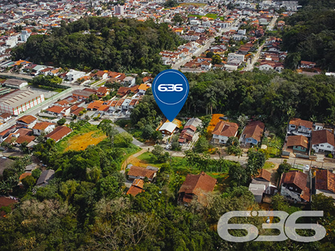 CASA À VENDA NO BAIRRO BOA VISTA - ESTUDA PERMUTA 

São 570m² de terreno e 91m² de área construída de uma charmosa e aconchegante residência de dois andares, feita de alvenaria com piso em cerâmica, teto PVC e telhas francesas. Com uma pintura moderna e suave, mas que proporciona uma atmosfera reluzente e auspiciosa ao ambiente.

Para sua melhor acomodação e conforto a casa dispõe de 2 quartos super confortáveis e agradáveis, uma magnifica e cômoda suíte, sala de estar e jantar conjugadas, cozinha, área de serviço e 2 banheiros, tudo muito bem edificado em prol do seu bem-estar.

Contendo ainda 2 vagas de garagem cobertas.

Situado em um dos bairros mais tradicionais e com excelentes infraestruturas e comodidades de Joinville. O bairro Boa vista é cercado pela natureza e grandes estabelecimentos e comércios que facilitam seu dia a dia, com fácil acesso aos bairros da região.

Agende sua visita com um de nossos corretores e saiba mais sobre esse belo e vantajoso imóvel. Esperamos por você!!!

Fale conosco:
IMOBILIÁRIA 636
Telefone: (47) 3451-0636
WhatsApp: (47) 99190-0636