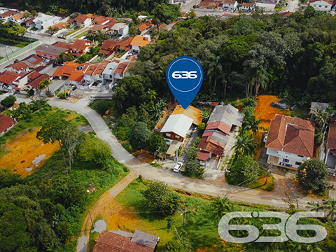 CASA À VENDA NO BAIRRO BOA VISTA - ESTUDA PERMUTA 

São 570m² de terreno e 91m² de área construída de uma charmosa e aconchegante residência de dois andares, feita de alvenaria com piso em cerâmica, teto PVC e telhas francesas. Com uma pintura moderna e suave, mas que proporciona uma atmosfera reluzente e auspiciosa ao ambiente.

Para sua melhor acomodação e conforto a casa dispõe de 2 quartos super confortáveis e agradáveis, uma magnifica e cômoda suíte, sala de estar e jantar conjugadas, cozinha, área de serviço e 2 banheiros, tudo muito bem edificado em prol do seu bem-estar.

Contendo ainda 2 vagas de garagem cobertas.

Situado em um dos bairros mais tradicionais e com excelentes infraestruturas e comodidades de Joinville. O bairro Boa vista é cercado pela natureza e grandes estabelecimentos e comércios que facilitam seu dia a dia, com fácil acesso aos bairros da região.

Agende sua visita com um de nossos corretores e saiba mais sobre esse belo e vantajoso imóvel. Esperamos por você!!!

Fale conosco:
IMOBILIÁRIA 636
Telefone: (47) 3451-0636
WhatsApp: (47) 99190-0636