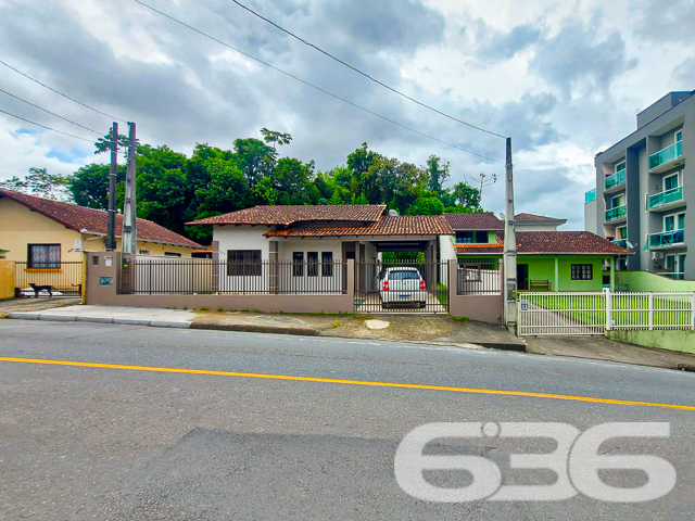 BAIRRO BOEHMERWALD – CASA COM SUÍTE + 2 QUARTOS E AMPLO QUINTAL
Descubra o lar ideal para sua família no bairro Boehmerwald, um espaço onde conforto e conveniência se encontram. Esta ampla casa, com uma área construída de 140m² em um terreno de 392m², oferece um ambiente acolhedor e espaçoso. Com uma vaga de garagem coberta, a propriedade garante facilidade e segurança para seus veículos.
A casa conta com dois dormitórios e uma suíte, proporcionando privacidade e conforto para todos os membros da família. Além disso, possui duas casas de banho, um jardim encantador e uma sala de estar aconchegante, perfeita para momentos em família.
A cozinha gourmet é um convite para preparar refeições deliciosas, enquanto a área de festa com churrasqueira promete ser o cenário de momentos inesquecíveis.
Localizada no bairro Boehmerwald, a casa está próxima a escolas, hospitais e serviços públicos essenciais, além de oferecer fácil acesso a vias principais e transporte público. Com um amplo quintal, a propriedade é ideal para quem busca espaço e tranquilidade.
Na 636 Negócios Imobiliários, com mais de 30 anos de experiência, estamos prontos para ajudá-lo a encontrar o lar dos seus sonhos. Entre em contato conosco pelo telefone: (47) 3451-0636 ou WhatsApp: (47) 99190-0636 para mais informações.
Este e outros milhares de imóveis no site: i636.com.br