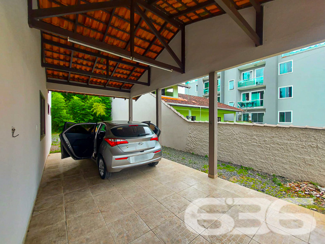 BAIRRO BOEHMERWALD – CASA COM SUÍTE + 2 QUARTOS E AMPLO QUINTAL
Descubra o lar ideal para sua família no bairro Boehmerwald, um espaço onde conforto e conveniência se encontram. Esta ampla casa, com uma área construída de 140m² em um terreno de 392m², oferece um ambiente acolhedor e espaçoso. Com uma vaga de garagem coberta, a propriedade garante facilidade e segurança para seus veículos.
A casa conta com dois dormitórios e uma suíte, proporcionando privacidade e conforto para todos os membros da família. Além disso, possui duas casas de banho, um jardim encantador e uma sala de estar aconchegante, perfeita para momentos em família.
A cozinha gourmet é um convite para preparar refeições deliciosas, enquanto a área de festa com churrasqueira promete ser o cenário de momentos inesquecíveis.
Localizada no bairro Boehmerwald, a casa está próxima a escolas, hospitais e serviços públicos essenciais, além de oferecer fácil acesso a vias principais e transporte público. Com um amplo quintal, a propriedade é ideal para quem busca espaço e tranquilidade.
Na 636 Negócios Imobiliários, com mais de 30 anos de experiência, estamos prontos para ajudá-lo a encontrar o lar dos seus sonhos. Entre em contato conosco pelo telefone: (47) 3451-0636 ou WhatsApp: (47) 99190-0636 para mais informações.
Este e outros milhares de imóveis no site: i636.com.br