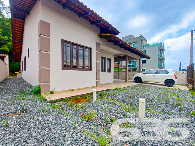 BAIRRO BOEHMERWALD – CASA COM SUÍTE + 2 QUARTOS E AMPLO QUINTAL
Descubra o lar ideal para sua família no bairro Boehmerwald, um espaço onde conforto e conveniência se encontram. Esta ampla casa, com uma área construída de 140m² em um terreno de 392m², oferece um ambiente acolhedor e espaçoso. Com uma vaga de garagem coberta, a propriedade garante facilidade e segurança para seus veículos.
A casa conta com dois dormitórios e uma suíte, proporcionando privacidade e conforto para todos os membros da família. Além disso, possui duas casas de banho, um jardim encantador e uma sala de estar aconchegante, perfeita para momentos em família.
A cozinha gourmet é um convite para preparar refeições deliciosas, enquanto a área de festa com churrasqueira promete ser o cenário de momentos inesquecíveis.
Localizada no bairro Boehmerwald, a casa está próxima a escolas, hospitais e serviços públicos essenciais, além de oferecer fácil acesso a vias principais e transporte público. Com um amplo quintal, a propriedade é ideal para quem busca espaço e tranquilidade.
Na 636 Negócios Imobiliários, com mais de 30 anos de experiência, estamos prontos para ajudá-lo a encontrar o lar dos seus sonhos. Entre em contato conosco pelo telefone: (47) 3451-0636 ou WhatsApp: (47) 99190-0636 para mais informações.
Este e outros milhares de imóveis no site: i636.com.br
