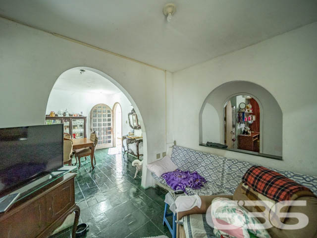 REALIZE SEU SONHO CASA COM 2 SUÍTE E 1 QUARTO, NO BAIRRO BUCAREIN, EM JOINVILLE - ESTUDA PERMUTA
São 540m² de terreno e 269m² de área construída de uma espaçosa e aconchegante residência de dois andares. O imóvel se destaca pelos seus cômodos amplos e com boa entrada de luz natural, proporcionando uma atmosfera agradável e harmoniosa no ambiente.
Sua composição dispõe de 2 suítes, 1 dormitório, 2 salas de estar, cozinha e 2 banheiros. Contendo um amplo espaço externo da casa, com garagem coberta para 3 carros.
Localizado na divisa dos bairros Bucarein e Anita Garibaldi, regiões nobres de Joinville, próximo de variados comércios e serviços de grande utilidade, como mercados, farmácias, transporte público, lojas e outros. Com fácil acesso para as demais regiões, há cerca de 5 minutos do centro da cidade.
Agende já sua visita
Telefone: (47) 3451-0636
WhatsApp: (47) 99190-0636