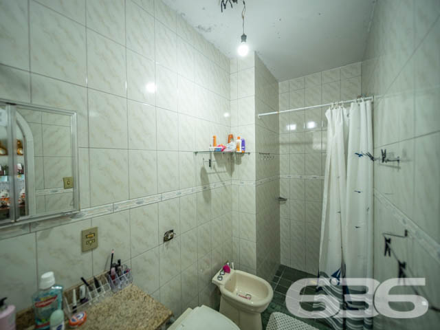 REALIZE SEU SONHO CASA COM 2 SUÍTE E 1 QUARTO, NO BAIRRO BUCAREIN, EM JOINVILLE - ESTUDA PERMUTA
São 540m² de terreno e 269m² de área construída de uma espaçosa e aconchegante residência de dois andares. O imóvel se destaca pelos seus cômodos amplos e com boa entrada de luz natural, proporcionando uma atmosfera agradável e harmoniosa no ambiente.
Sua composição dispõe de 2 suítes, 1 dormitório, 2 salas de estar, cozinha e 2 banheiros. Contendo um amplo espaço externo da casa, com garagem coberta para 3 carros.
Localizado na divisa dos bairros Bucarein e Anita Garibaldi, regiões nobres de Joinville, próximo de variados comércios e serviços de grande utilidade, como mercados, farmácias, transporte público, lojas e outros. Com fácil acesso para as demais regiões, há cerca de 5 minutos do centro da cidade.
Agende já sua visita
Telefone: (47) 3451-0636
WhatsApp: (47) 99190-0636