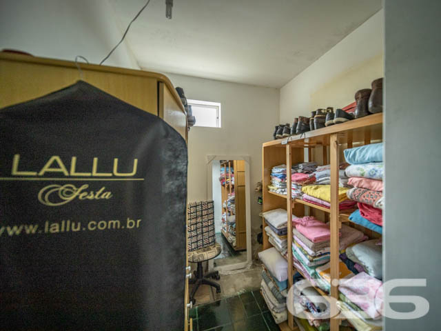 REALIZE SEU SONHO CASA COM 2 SUÍTE E 1 QUARTO, NO BAIRRO BUCAREIN, EM JOINVILLE - ESTUDA PERMUTA
São 540m² de terreno e 269m² de área construída de uma espaçosa e aconchegante residência de dois andares. O imóvel se destaca pelos seus cômodos amplos e com boa entrada de luz natural, proporcionando uma atmosfera agradável e harmoniosa no ambiente.
Sua composição dispõe de 2 suítes, 1 dormitório, 2 salas de estar, cozinha e 2 banheiros. Contendo um amplo espaço externo da casa, com garagem coberta para 3 carros.
Localizado na divisa dos bairros Bucarein e Anita Garibaldi, regiões nobres de Joinville, próximo de variados comércios e serviços de grande utilidade, como mercados, farmácias, transporte público, lojas e outros. Com fácil acesso para as demais regiões, há cerca de 5 minutos do centro da cidade.
Agende já sua visita
Telefone: (47) 3451-0636
WhatsApp: (47) 99190-0636