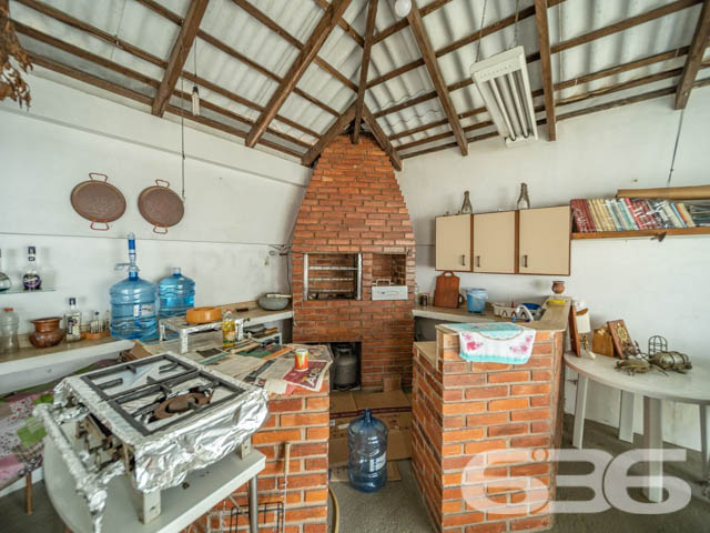 REALIZE SEU SONHO CASA COM 2 SUÍTE E 1 QUARTO, NO BAIRRO BUCAREIN, EM JOINVILLE - ESTUDA PERMUTA
São 540m² de terreno e 269m² de área construída de uma espaçosa e aconchegante residência de dois andares. O imóvel se destaca pelos seus cômodos amplos e com boa entrada de luz natural, proporcionando uma atmosfera agradável e harmoniosa no ambiente.
Sua composição dispõe de 2 suítes, 1 dormitório, 2 salas de estar, cozinha e 2 banheiros. Contendo um amplo espaço externo da casa, com garagem coberta para 3 carros.
Localizado na divisa dos bairros Bucarein e Anita Garibaldi, regiões nobres de Joinville, próximo de variados comércios e serviços de grande utilidade, como mercados, farmácias, transporte público, lojas e outros. Com fácil acesso para as demais regiões, há cerca de 5 minutos do centro da cidade.
Agende já sua visita
Telefone: (47) 3451-0636
WhatsApp: (47) 99190-0636