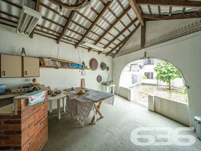 REALIZE SEU SONHO CASA COM 2 SUÍTE E 1 QUARTO, NO BAIRRO BUCAREIN, EM JOINVILLE - ESTUDA PERMUTA
São 540m² de terreno e 269m² de área construída de uma espaçosa e aconchegante residência de dois andares. O imóvel se destaca pelos seus cômodos amplos e com boa entrada de luz natural, proporcionando uma atmosfera agradável e harmoniosa no ambiente.
Sua composição dispõe de 2 suítes, 1 dormitório, 2 salas de estar, cozinha e 2 banheiros. Contendo um amplo espaço externo da casa, com garagem coberta para 3 carros.
Localizado na divisa dos bairros Bucarein e Anita Garibaldi, regiões nobres de Joinville, próximo de variados comércios e serviços de grande utilidade, como mercados, farmácias, transporte público, lojas e outros. Com fácil acesso para as demais regiões, há cerca de 5 minutos do centro da cidade.
Agende já sua visita
Telefone: (47) 3451-0636
WhatsApp: (47) 99190-0636