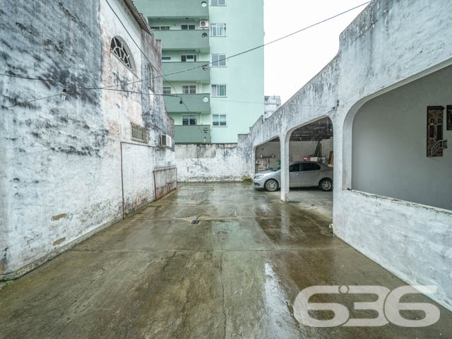 REALIZE SEU SONHO CASA COM 2 SUÍTE E 1 QUARTO, NO BAIRRO BUCAREIN, EM JOINVILLE - ESTUDA PERMUTA
São 540m² de terreno e 269m² de área construída de uma espaçosa e aconchegante residência de dois andares. O imóvel se destaca pelos seus cômodos amplos e com boa entrada de luz natural, proporcionando uma atmosfera agradável e harmoniosa no ambiente.
Sua composição dispõe de 2 suítes, 1 dormitório, 2 salas de estar, cozinha e 2 banheiros. Contendo um amplo espaço externo da casa, com garagem coberta para 3 carros.
Localizado na divisa dos bairros Bucarein e Anita Garibaldi, regiões nobres de Joinville, próximo de variados comércios e serviços de grande utilidade, como mercados, farmácias, transporte público, lojas e outros. Com fácil acesso para as demais regiões, há cerca de 5 minutos do centro da cidade.
Agende já sua visita
Telefone: (47) 3451-0636
WhatsApp: (47) 99190-0636