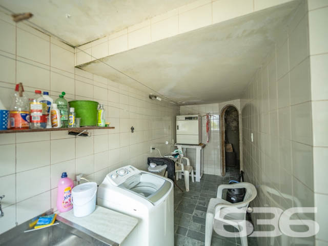 REALIZE SEU SONHO CASA COM 2 SUÍTE E 1 QUARTO, NO BAIRRO BUCAREIN, EM JOINVILLE - ESTUDA PERMUTA
São 540m² de terreno e 269m² de área construída de uma espaçosa e aconchegante residência de dois andares. O imóvel se destaca pelos seus cômodos amplos e com boa entrada de luz natural, proporcionando uma atmosfera agradável e harmoniosa no ambiente.
Sua composição dispõe de 2 suítes, 1 dormitório, 2 salas de estar, cozinha e 2 banheiros. Contendo um amplo espaço externo da casa, com garagem coberta para 3 carros.
Localizado na divisa dos bairros Bucarein e Anita Garibaldi, regiões nobres de Joinville, próximo de variados comércios e serviços de grande utilidade, como mercados, farmácias, transporte público, lojas e outros. Com fácil acesso para as demais regiões, há cerca de 5 minutos do centro da cidade.
Agende já sua visita
Telefone: (47) 3451-0636
WhatsApp: (47) 99190-0636