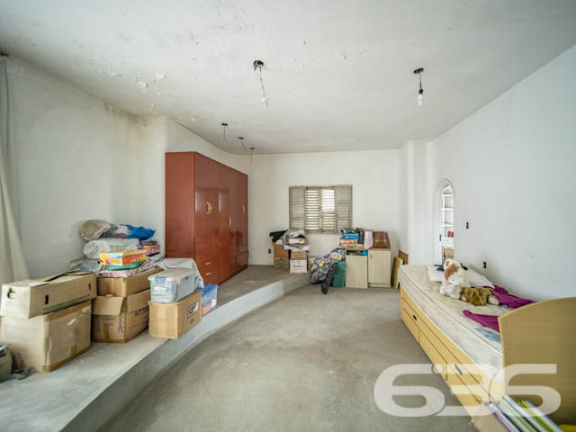REALIZE SEU SONHO CASA COM 2 SUÍTE E 1 QUARTO, NO BAIRRO BUCAREIN, EM JOINVILLE - ESTUDA PERMUTA
São 540m² de terreno e 269m² de área construída de uma espaçosa e aconchegante residência de dois andares. O imóvel se destaca pelos seus cômodos amplos e com boa entrada de luz natural, proporcionando uma atmosfera agradável e harmoniosa no ambiente.
Sua composição dispõe de 2 suítes, 1 dormitório, 2 salas de estar, cozinha e 2 banheiros. Contendo um amplo espaço externo da casa, com garagem coberta para 3 carros.
Localizado na divisa dos bairros Bucarein e Anita Garibaldi, regiões nobres de Joinville, próximo de variados comércios e serviços de grande utilidade, como mercados, farmácias, transporte público, lojas e outros. Com fácil acesso para as demais regiões, há cerca de 5 minutos do centro da cidade.
Agende já sua visita
Telefone: (47) 3451-0636
WhatsApp: (47) 99190-0636