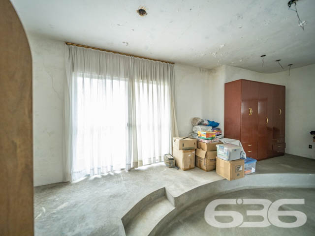REALIZE SEU SONHO CASA COM 2 SUÍTE E 1 QUARTO, NO BAIRRO BUCAREIN, EM JOINVILLE - ESTUDA PERMUTA
São 540m² de terreno e 269m² de área construída de uma espaçosa e aconchegante residência de dois andares. O imóvel se destaca pelos seus cômodos amplos e com boa entrada de luz natural, proporcionando uma atmosfera agradável e harmoniosa no ambiente.
Sua composição dispõe de 2 suítes, 1 dormitório, 2 salas de estar, cozinha e 2 banheiros. Contendo um amplo espaço externo da casa, com garagem coberta para 3 carros.
Localizado na divisa dos bairros Bucarein e Anita Garibaldi, regiões nobres de Joinville, próximo de variados comércios e serviços de grande utilidade, como mercados, farmácias, transporte público, lojas e outros. Com fácil acesso para as demais regiões, há cerca de 5 minutos do centro da cidade.
Agende já sua visita
Telefone: (47) 3451-0636
WhatsApp: (47) 99190-0636