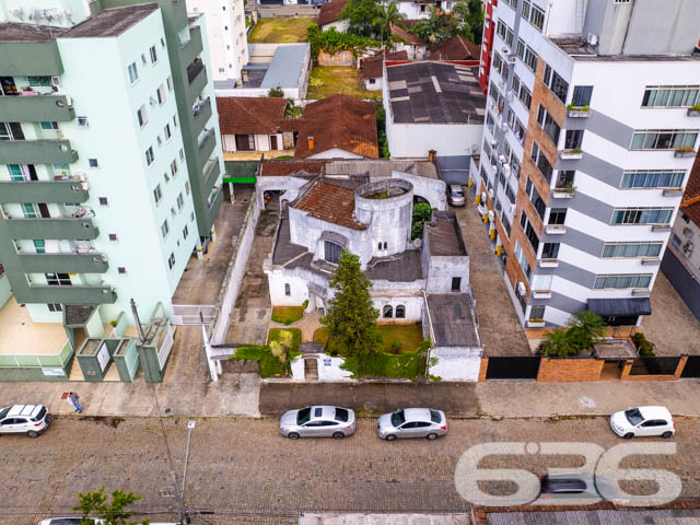 REALIZE SEU SONHO CASA COM 2 SUÍTE E 1 QUARTO, NO BAIRRO BUCAREIN, EM JOINVILLE - ESTUDA PERMUTA
São 540m² de terreno e 269m² de área construída de uma espaçosa e aconchegante residência de dois andares. O imóvel se destaca pelos seus cômodos amplos e com boa entrada de luz natural, proporcionando uma atmosfera agradável e harmoniosa no ambiente.
Sua composição dispõe de 2 suítes, 1 dormitório, 2 salas de estar, cozinha e 2 banheiros. Contendo um amplo espaço externo da casa, com garagem coberta para 3 carros.
Localizado na divisa dos bairros Bucarein e Anita Garibaldi, regiões nobres de Joinville, próximo de variados comércios e serviços de grande utilidade, como mercados, farmácias, transporte público, lojas e outros. Com fácil acesso para as demais regiões, há cerca de 5 minutos do centro da cidade.
Agende já sua visita
Telefone: (47) 3451-0636
WhatsApp: (47) 99190-0636