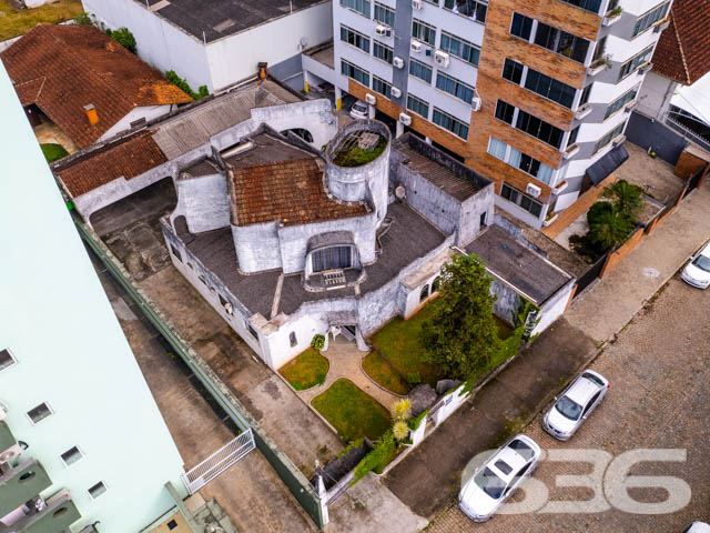REALIZE SEU SONHO CASA COM 2 SUÍTE E 1 QUARTO, NO BAIRRO BUCAREIN, EM JOINVILLE - ESTUDA PERMUTA
São 540m² de terreno e 269m² de área construída de uma espaçosa e aconchegante residência de dois andares. O imóvel se destaca pelos seus cômodos amplos e com boa entrada de luz natural, proporcionando uma atmosfera agradável e harmoniosa no ambiente.
Sua composição dispõe de 2 suítes, 1 dormitório, 2 salas de estar, cozinha e 2 banheiros. Contendo um amplo espaço externo da casa, com garagem coberta para 3 carros.
Localizado na divisa dos bairros Bucarein e Anita Garibaldi, regiões nobres de Joinville, próximo de variados comércios e serviços de grande utilidade, como mercados, farmácias, transporte público, lojas e outros. Com fácil acesso para as demais regiões, há cerca de 5 minutos do centro da cidade.
Agende já sua visita
Telefone: (47) 3451-0636
WhatsApp: (47) 99190-0636