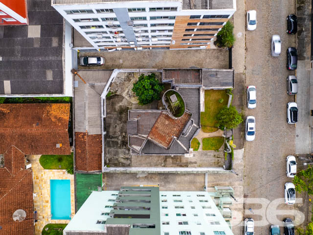 REALIZE SEU SONHO CASA COM 2 SUÍTE E 1 QUARTO, NO BAIRRO BUCAREIN, EM JOINVILLE - ESTUDA PERMUTA
São 540m² de terreno e 269m² de área construída de uma espaçosa e aconchegante residência de dois andares. O imóvel se destaca pelos seus cômodos amplos e com boa entrada de luz natural, proporcionando uma atmosfera agradável e harmoniosa no ambiente.
Sua composição dispõe de 2 suítes, 1 dormitório, 2 salas de estar, cozinha e 2 banheiros. Contendo um amplo espaço externo da casa, com garagem coberta para 3 carros.
Localizado na divisa dos bairros Bucarein e Anita Garibaldi, regiões nobres de Joinville, próximo de variados comércios e serviços de grande utilidade, como mercados, farmácias, transporte público, lojas e outros. Com fácil acesso para as demais regiões, há cerca de 5 minutos do centro da cidade.
Agende já sua visita
Telefone: (47) 3451-0636
WhatsApp: (47) 99190-0636