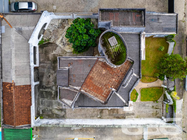 REALIZE SEU SONHO CASA COM 2 SUÍTE E 1 QUARTO, NO BAIRRO BUCAREIN, EM JOINVILLE - ESTUDA PERMUTA
São 540m² de terreno e 269m² de área construída de uma espaçosa e aconchegante residência de dois andares. O imóvel se destaca pelos seus cômodos amplos e com boa entrada de luz natural, proporcionando uma atmosfera agradável e harmoniosa no ambiente.
Sua composição dispõe de 2 suítes, 1 dormitório, 2 salas de estar, cozinha e 2 banheiros. Contendo um amplo espaço externo da casa, com garagem coberta para 3 carros.
Localizado na divisa dos bairros Bucarein e Anita Garibaldi, regiões nobres de Joinville, próximo de variados comércios e serviços de grande utilidade, como mercados, farmácias, transporte público, lojas e outros. Com fácil acesso para as demais regiões, há cerca de 5 minutos do centro da cidade.
Agende já sua visita
Telefone: (47) 3451-0636
WhatsApp: (47) 99190-0636