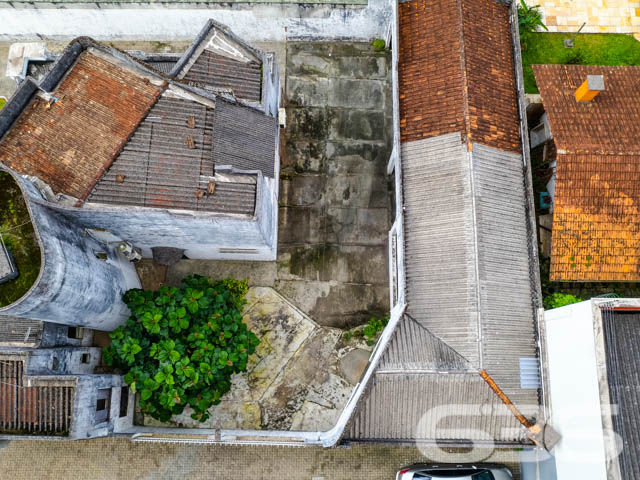 REALIZE SEU SONHO CASA COM 2 SUÍTE E 1 QUARTO, NO BAIRRO BUCAREIN, EM JOINVILLE - ESTUDA PERMUTA
São 540m² de terreno e 269m² de área construída de uma espaçosa e aconchegante residência de dois andares. O imóvel se destaca pelos seus cômodos amplos e com boa entrada de luz natural, proporcionando uma atmosfera agradável e harmoniosa no ambiente.
Sua composição dispõe de 2 suítes, 1 dormitório, 2 salas de estar, cozinha e 2 banheiros. Contendo um amplo espaço externo da casa, com garagem coberta para 3 carros.
Localizado na divisa dos bairros Bucarein e Anita Garibaldi, regiões nobres de Joinville, próximo de variados comércios e serviços de grande utilidade, como mercados, farmácias, transporte público, lojas e outros. Com fácil acesso para as demais regiões, há cerca de 5 minutos do centro da cidade.
Agende já sua visita
Telefone: (47) 3451-0636
WhatsApp: (47) 99190-0636