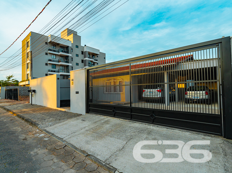 Descubra a essência do conforto e estilo nesta residência singular localizada no coração de Joinville, SC, no bairro Bucarein. Este imóvel combina espaço e design em um ambiente exclusivamente aconchegante.

A propriedade é composta por dois amplos dormitórios,  uma suíte e dois banheiros modernos, adornados com revestimentos elegantes. As áreas de estar e jantar são integradas, criando um ambiente fluído e acolhedor, perfeito para receber amigos e família. A cozinha, moderna e planejada, é um verdadeiro destaque, oferecendo espaço e funcionalidade para o preparo de refeições.

Externamente, o imóvel possui uma vasta área de lazer com piscina aquecida e uma área de festas com churrasqueira, ideal para momentos de lazer e descontração. A residência também conta com um escritório moderno, equipado para proporcionar um ambiente de trabalho tranquilo e produtivo em casa.

O terreno, com dimensões generosas e topografia plana, oferece quatro vagas de garagem descobertas e duas cobertas, além de um portão eletrônico que garante segurança e privacidade. Totalmente murado, este imóvel promete um refúgio seguro e reservado para sua família.

Localizado em uma rua pavimentada e com fácil acesso às principais vias da cidade, este imóvel está próximo a uma variedade de serviços e comércios, combinando conveniência e qualidade de vida. Além disso, o proprietário estuda propostas de troca por outros imóveis.

A 636 Negócios Imobiliários, com mais de 30 anos de experiência no mercado imobiliário, tem o prazer de apresentar esta oportunidade única. Convidamos você a descobrir o potencial completo deste imóvel visitando-nos ou acessando nossos canais digitais. Afinal, só se constrói uma grande empresa com grandes pessoas, e grandes pessoas merecem o melhor lar!

Para mais informações, visite nosso site ou entre em contato conosco. Estamos prontos para ajudá-lo a realizar o sonho do imóvel perfeito.

 636 NEGÓCIOS IMOBILIÁRIOS: A SUA MELHOR ESCOLHA
Com mais de 30 anos de experiência, a 636 Negócios Imobiliários é sua parceira ideal para encontrar o imóvel perfeito. Estamos prontos para ajudá-lo a fazer deste imóvel o seu novo lar.
 
Telefone: (47) 3451-0636
WhatsApp: (47) 99190-0636
 
Não perca esta oportunidade única. Visite nosso site para mais informações: i636.com.br