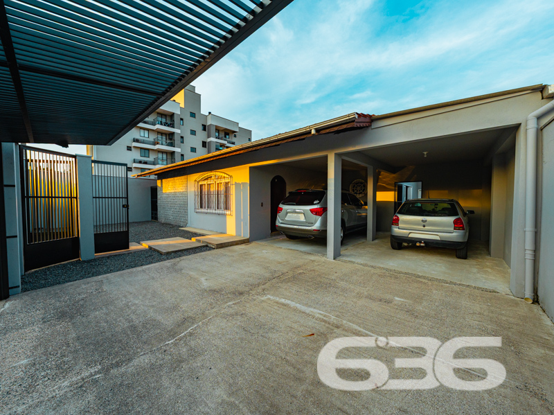 Descubra a essência do conforto e estilo nesta residência singular localizada no coração de Joinville, SC, no bairro Bucarein. Este imóvel combina espaço e design em um ambiente exclusivamente aconchegante.

A propriedade é composta por dois amplos dormitórios,  uma suíte e dois banheiros modernos, adornados com revestimentos elegantes. As áreas de estar e jantar são integradas, criando um ambiente fluído e acolhedor, perfeito para receber amigos e família. A cozinha, moderna e planejada, é um verdadeiro destaque, oferecendo espaço e funcionalidade para o preparo de refeições.

Externamente, o imóvel possui uma vasta área de lazer com piscina aquecida e uma área de festas com churrasqueira, ideal para momentos de lazer e descontração. A residência também conta com um escritório moderno, equipado para proporcionar um ambiente de trabalho tranquilo e produtivo em casa.

O terreno, com dimensões generosas e topografia plana, oferece quatro vagas de garagem descobertas e duas cobertas, além de um portão eletrônico que garante segurança e privacidade. Totalmente murado, este imóvel promete um refúgio seguro e reservado para sua família.

Localizado em uma rua pavimentada e com fácil acesso às principais vias da cidade, este imóvel está próximo a uma variedade de serviços e comércios, combinando conveniência e qualidade de vida. Além disso, o proprietário estuda propostas de troca por outros imóveis.

A 636 Negócios Imobiliários, com mais de 30 anos de experiência no mercado imobiliário, tem o prazer de apresentar esta oportunidade única. Convidamos você a descobrir o potencial completo deste imóvel visitando-nos ou acessando nossos canais digitais. Afinal, só se constrói uma grande empresa com grandes pessoas, e grandes pessoas merecem o melhor lar!

Para mais informações, visite nosso site ou entre em contato conosco. Estamos prontos para ajudá-lo a realizar o sonho do imóvel perfeito.

 636 NEGÓCIOS IMOBILIÁRIOS: A SUA MELHOR ESCOLHA
Com mais de 30 anos de experiência, a 636 Negócios Imobiliários é sua parceira ideal para encontrar o imóvel perfeito. Estamos prontos para ajudá-lo a fazer deste imóvel o seu novo lar.
 
Telefone: (47) 3451-0636
WhatsApp: (47) 99190-0636
 
Não perca esta oportunidade única. Visite nosso site para mais informações: i636.com.br