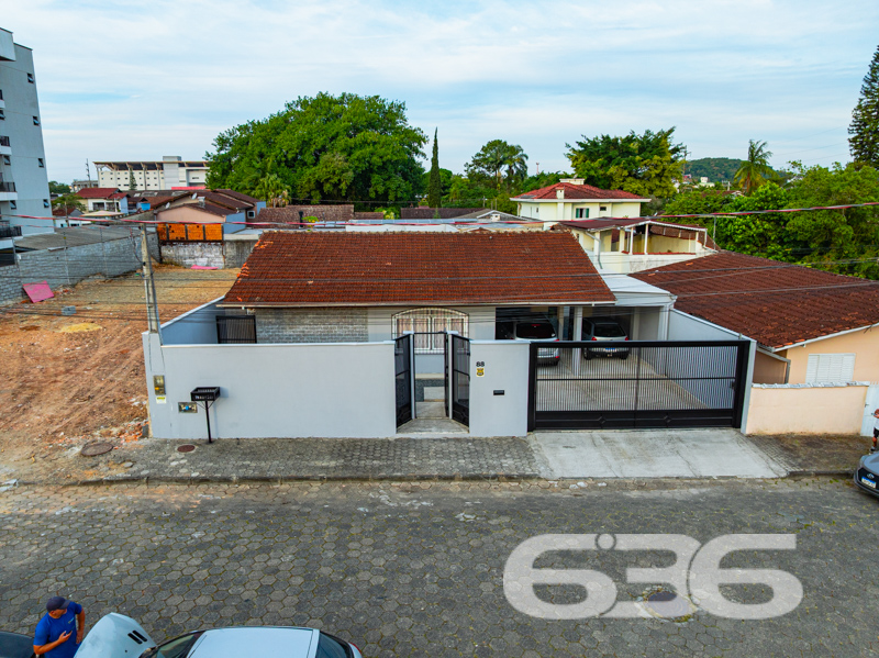 Descubra a essência do conforto e estilo nesta residência singular localizada no coração de Joinville, SC, no bairro Bucarein. Este imóvel combina espaço e design em um ambiente exclusivamente aconchegante.

A propriedade é composta por dois amplos dormitórios,  uma suíte e dois banheiros modernos, adornados com revestimentos elegantes. As áreas de estar e jantar são integradas, criando um ambiente fluído e acolhedor, perfeito para receber amigos e família. A cozinha, moderna e planejada, é um verdadeiro destaque, oferecendo espaço e funcionalidade para o preparo de refeições.

Externamente, o imóvel possui uma vasta área de lazer com piscina aquecida e uma área de festas com churrasqueira, ideal para momentos de lazer e descontração. A residência também conta com um escritório moderno, equipado para proporcionar um ambiente de trabalho tranquilo e produtivo em casa.

O terreno, com dimensões generosas e topografia plana, oferece quatro vagas de garagem descobertas e duas cobertas, além de um portão eletrônico que garante segurança e privacidade. Totalmente murado, este imóvel promete um refúgio seguro e reservado para sua família.

Localizado em uma rua pavimentada e com fácil acesso às principais vias da cidade, este imóvel está próximo a uma variedade de serviços e comércios, combinando conveniência e qualidade de vida. Além disso, o proprietário estuda propostas de troca por outros imóveis.

A 636 Negócios Imobiliários, com mais de 30 anos de experiência no mercado imobiliário, tem o prazer de apresentar esta oportunidade única. Convidamos você a descobrir o potencial completo deste imóvel visitando-nos ou acessando nossos canais digitais. Afinal, só se constrói uma grande empresa com grandes pessoas, e grandes pessoas merecem o melhor lar!

Para mais informações, visite nosso site ou entre em contato conosco. Estamos prontos para ajudá-lo a realizar o sonho do imóvel perfeito.

 636 NEGÓCIOS IMOBILIÁRIOS: A SUA MELHOR ESCOLHA
Com mais de 30 anos de experiência, a 636 Negócios Imobiliários é sua parceira ideal para encontrar o imóvel perfeito. Estamos prontos para ajudá-lo a fazer deste imóvel o seu novo lar.
 
Telefone: (47) 3451-0636
WhatsApp: (47) 99190-0636
 
Não perca esta oportunidade única. Visite nosso site para mais informações: i636.com.br