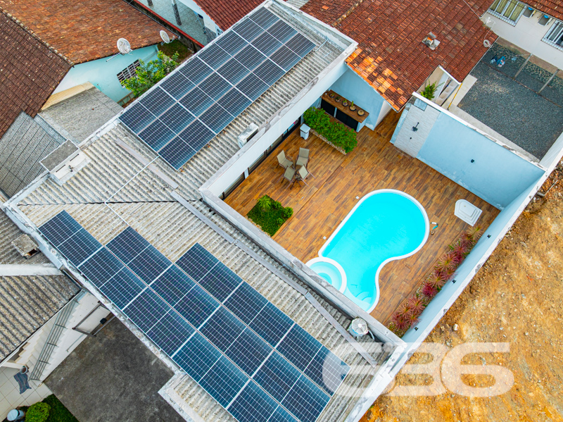 Descubra a essência do conforto e estilo nesta residência singular localizada no coração de Joinville, SC, no bairro Bucarein. Este imóvel combina espaço e design em um ambiente exclusivamente aconchegante.

A propriedade é composta por dois amplos dormitórios,  uma suíte e dois banheiros modernos, adornados com revestimentos elegantes. As áreas de estar e jantar são integradas, criando um ambiente fluído e acolhedor, perfeito para receber amigos e família. A cozinha, moderna e planejada, é um verdadeiro destaque, oferecendo espaço e funcionalidade para o preparo de refeições.

Externamente, o imóvel possui uma vasta área de lazer com piscina aquecida e uma área de festas com churrasqueira, ideal para momentos de lazer e descontração. A residência também conta com um escritório moderno, equipado para proporcionar um ambiente de trabalho tranquilo e produtivo em casa.

O terreno, com dimensões generosas e topografia plana, oferece quatro vagas de garagem descobertas e duas cobertas, além de um portão eletrônico que garante segurança e privacidade. Totalmente murado, este imóvel promete um refúgio seguro e reservado para sua família.

Localizado em uma rua pavimentada e com fácil acesso às principais vias da cidade, este imóvel está próximo a uma variedade de serviços e comércios, combinando conveniência e qualidade de vida. Além disso, o proprietário estuda propostas de troca por outros imóveis.

A 636 Negócios Imobiliários, com mais de 30 anos de experiência no mercado imobiliário, tem o prazer de apresentar esta oportunidade única. Convidamos você a descobrir o potencial completo deste imóvel visitando-nos ou acessando nossos canais digitais. Afinal, só se constrói uma grande empresa com grandes pessoas, e grandes pessoas merecem o melhor lar!

Para mais informações, visite nosso site ou entre em contato conosco. Estamos prontos para ajudá-lo a realizar o sonho do imóvel perfeito.

 636 NEGÓCIOS IMOBILIÁRIOS: A SUA MELHOR ESCOLHA
Com mais de 30 anos de experiência, a 636 Negócios Imobiliários é sua parceira ideal para encontrar o imóvel perfeito. Estamos prontos para ajudá-lo a fazer deste imóvel o seu novo lar.
 
Telefone: (47) 3451-0636
WhatsApp: (47) 99190-0636
 
Não perca esta oportunidade única. Visite nosso site para mais informações: i636.com.br